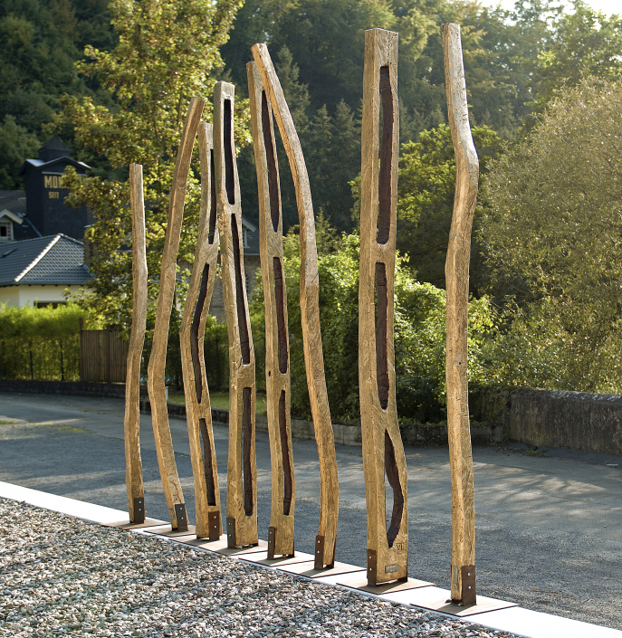 Installation von acht vergoldeten Holzstelen von Jan Schröder